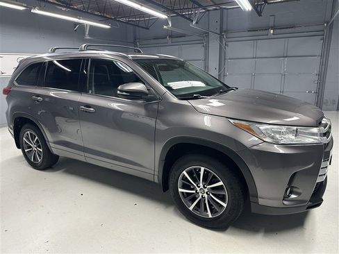 Used 2017 Toyota Highlander XLE AWD/4WD image 13