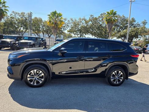 Used 2021 Toyota Highlander XLE image 3
