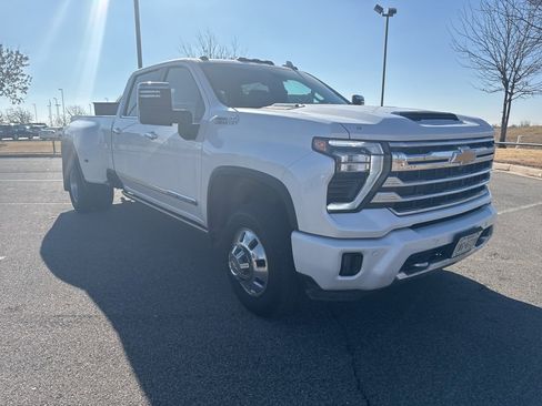 Used 2024 Chevrolet Silverado 3500 High Country w/ High Country Premium Package image 3
