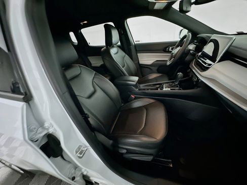 Used 2025 Jeep Compass Limited image 29