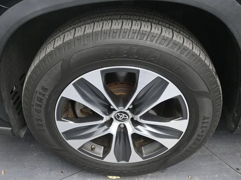 Used 2021 Toyota Highlander XLE FWD image 9