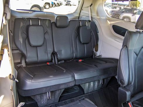 Used 2022 Chrysler Pacifica Touring-L image 22