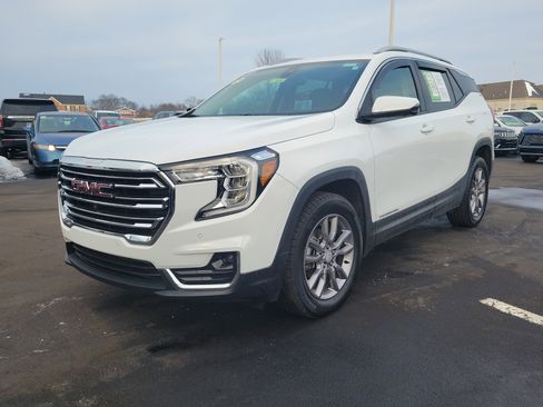 Used 2024 GMC Terrain SLT w/ Infotainment Package II image 2