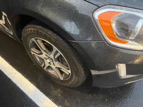 Used 2015 Volvo XC60 T6 AWD/4WD image 2