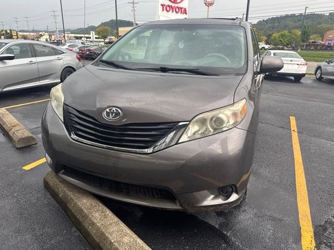 Used 2013 Toyota Sienna LE w/ Towing Pkg FWD image 4