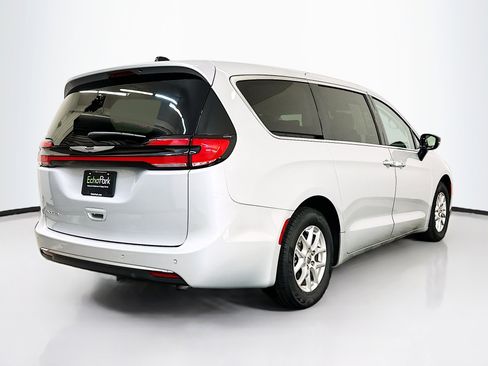 Used 2024 Chrysler Pacifica Touring-L image 9