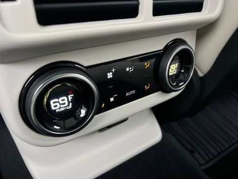 Used 2020 Land Rover Range Rover Velar R-Dynamic S image 16