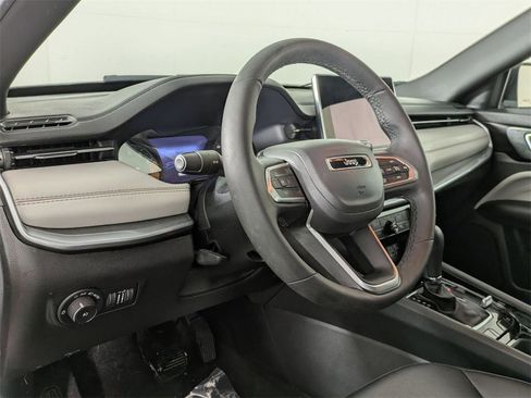 Certified 2025 Jeep Compass Limited image 9