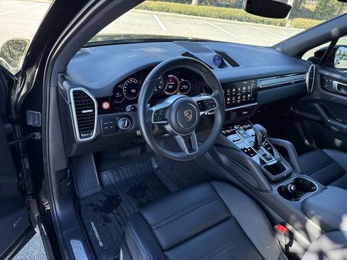 Used 2023 Porsche Cayenne Platinum Edition image 12