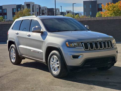 Used 2018 Jeep Grand Cherokee Laredo image 3