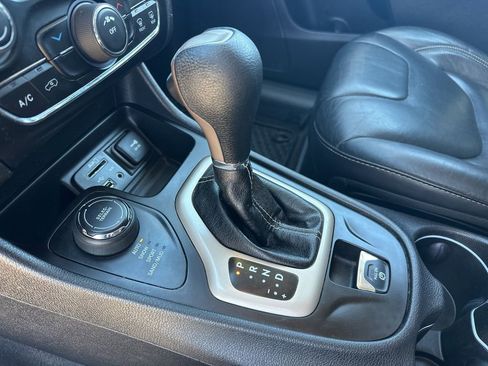 Used 2017 Jeep Cherokee Latitude w/ True North Edition AWD/4WD image 31