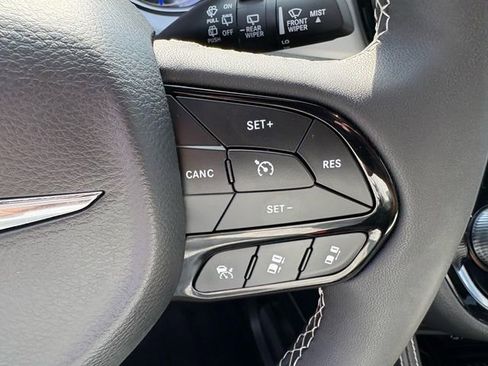 Used 2025 Chrysler Pacifica Limited image 11