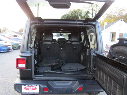 Used 2018 Jeep Wrangler Unlimited Sahara image 12