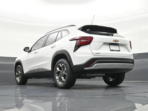 Used 2025 Chevrolet Trax LT FWD image 25