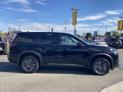 Used 2023 Nissan Pathfinder S image 2