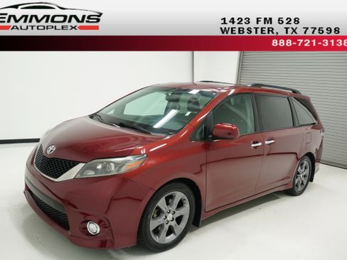 Used 2016 Toyota Sienna SE FWD image 1