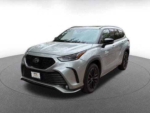 Used 2024 Toyota Highlander XSE image 3