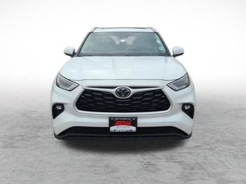 Used 2023 Toyota Highlander XLE image 2