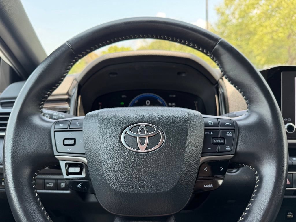 Used 2025 Toyota Camry SE FWD image 11