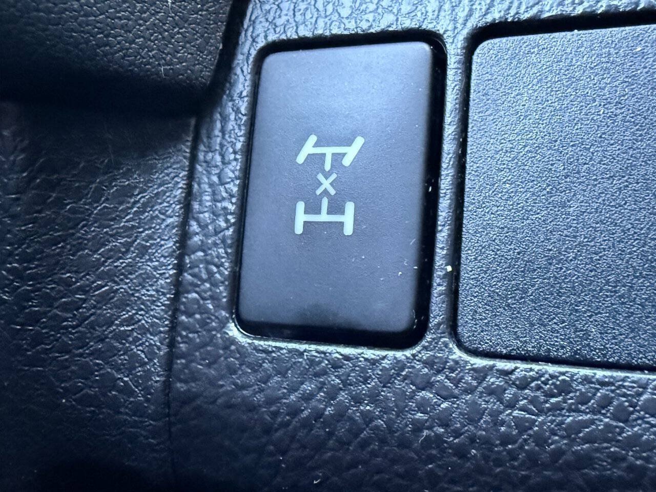 Used 2017 Toyota RAV4 LE w/ Carpet Mat Package AWD/4WD image 25