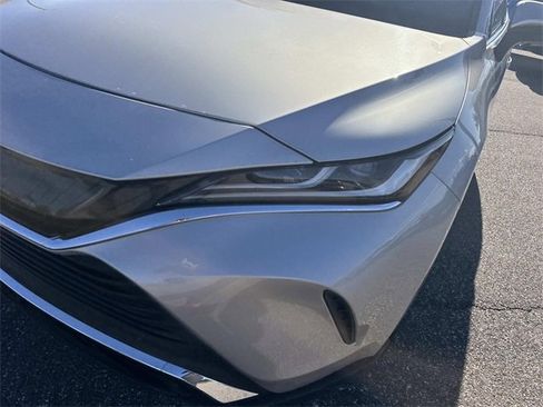 Used 2022 Toyota Venza XLE image 10