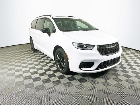 New 2026 Chrysler Pacifica Limited w/ S Appearance Package FWD image 2