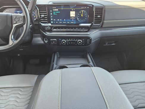 Used 2025 Chevrolet Silverado 2500 ZR2 w/ Technology Package AWD/4WD image 10