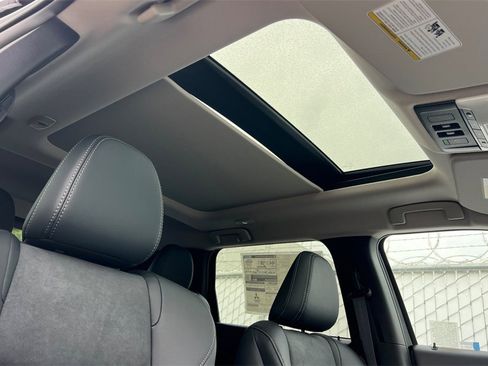 New 2025 Mitsubishi Outlander SE image 18