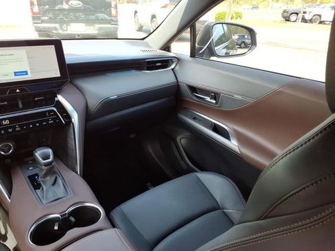 Used 2024 Toyota Venza XLE image 10