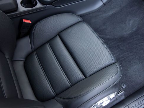 Certified 2025 Porsche Macan AWD/4WD image 52