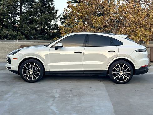 Used 2023 Porsche Cayenne Platinum Edition image 2