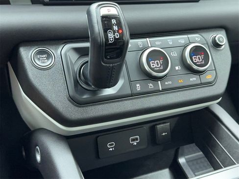 Used 2024 Land Rover Defender 90 S image 28