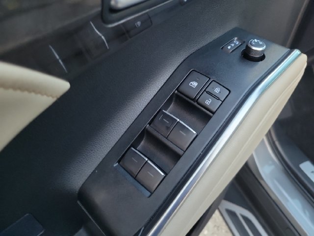 Used 2025 Toyota Highlander Limited AWD/4WD image 14