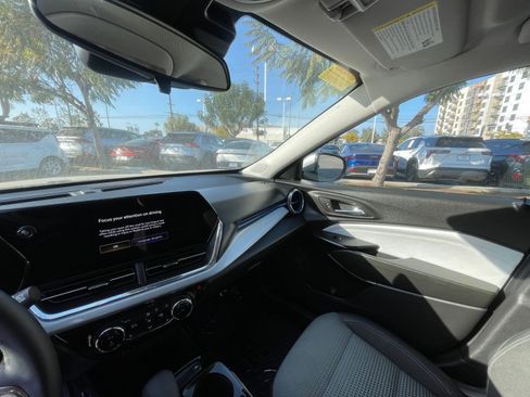 Used 2025 Chevrolet Trax LT w/ LT Convenience Package FWD image 36