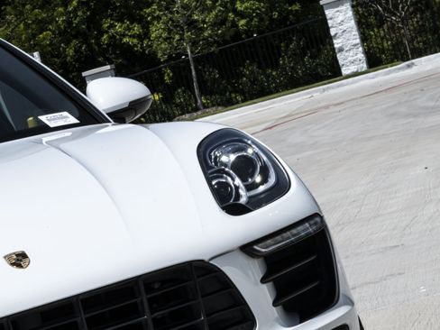 Used 2018 Porsche Macan AWD/4WD image 10