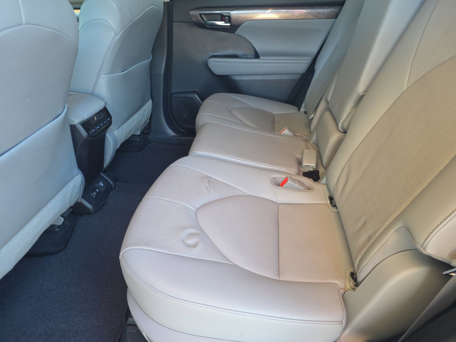Used 2021 Toyota Highlander Limited FWD image 14