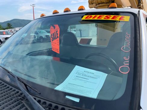 Used 2006 Ford F550 2WD Regular Cab Super Duty image 4