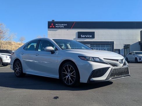 Used 2022 Toyota Camry SE image 1