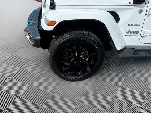 Used 2023 Jeep Wrangler Unlimited Sahara AWD/4WD image 35
