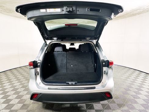 Used 2023 Toyota Highlander LE FWD image 31