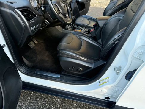 Used 2019 Jeep Cherokee Limited image 31