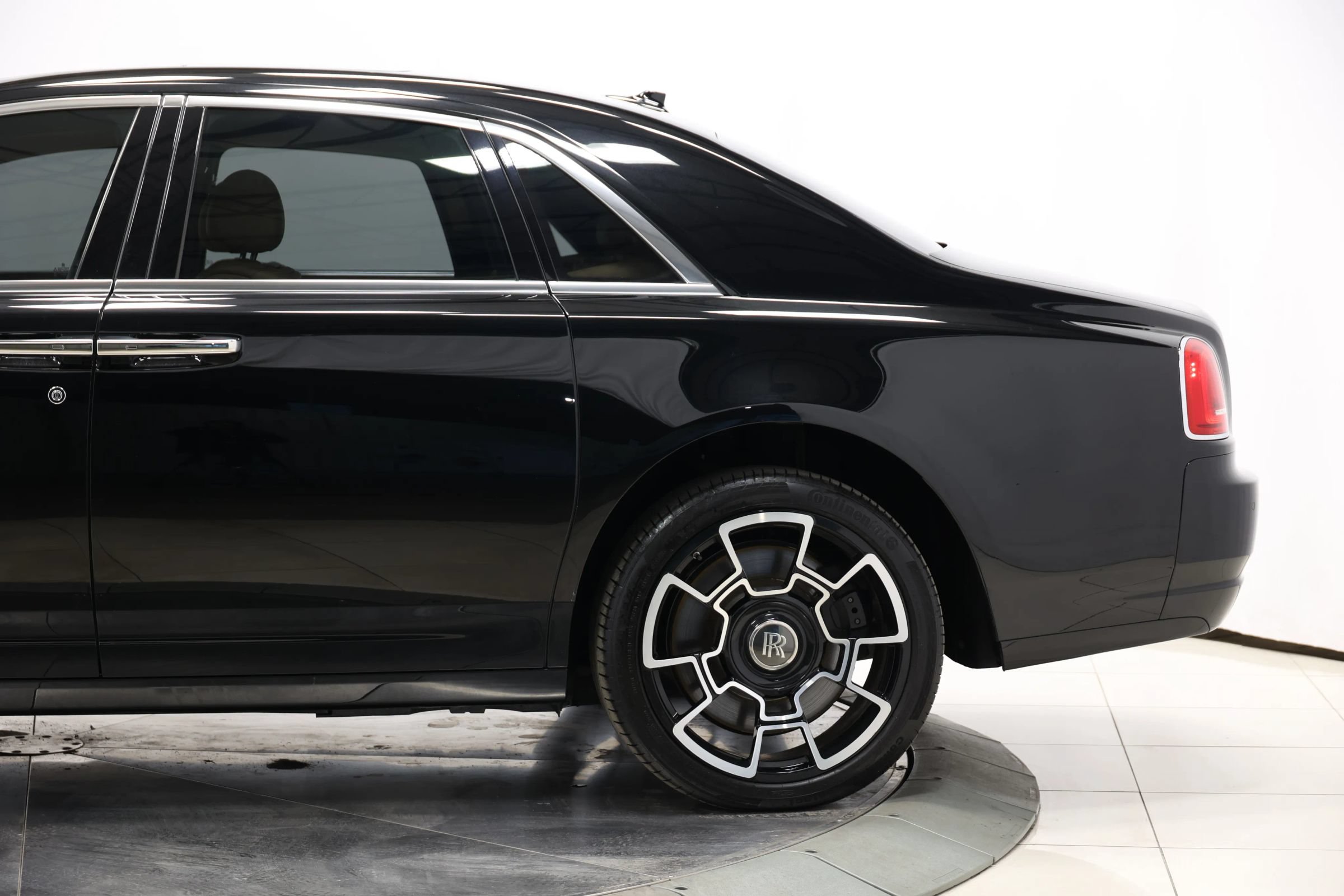 Used 2015 Rolls-Royce Ghost RWD image 11