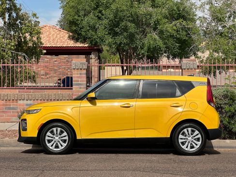 Used 2020 Kia Soul LX image 3