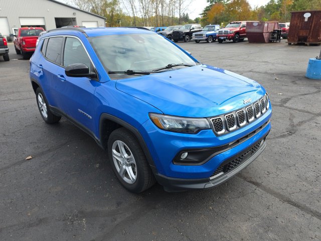 Used 2023 Jeep Compass Latitude w/ Convenience Group AWD/4WD image 1