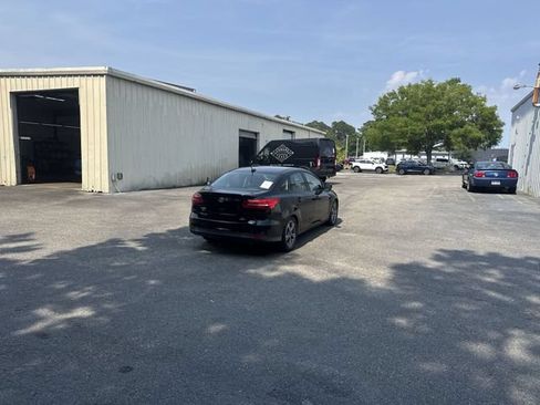 Used 2016 Ford Focus SE FWD image 5