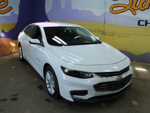 Used 2017 Chevrolet Malibu LT image 2