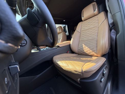 Used 2024 Cadillac Escalade Premium Luxury w/ Performance Package AWD/4WD image 15