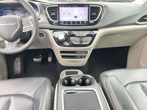 Used 2022 Chrysler Pacifica Touring-L image 27