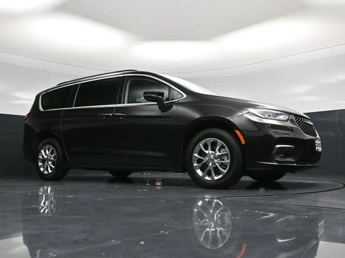 Certified 2022 Chrysler Pacifica Touring-L AWD/4WD image 59