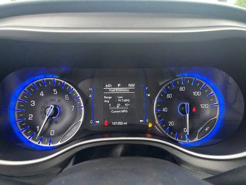 Used 2020 Chrysler Pacifica Touring-L AWD/4WD image 21